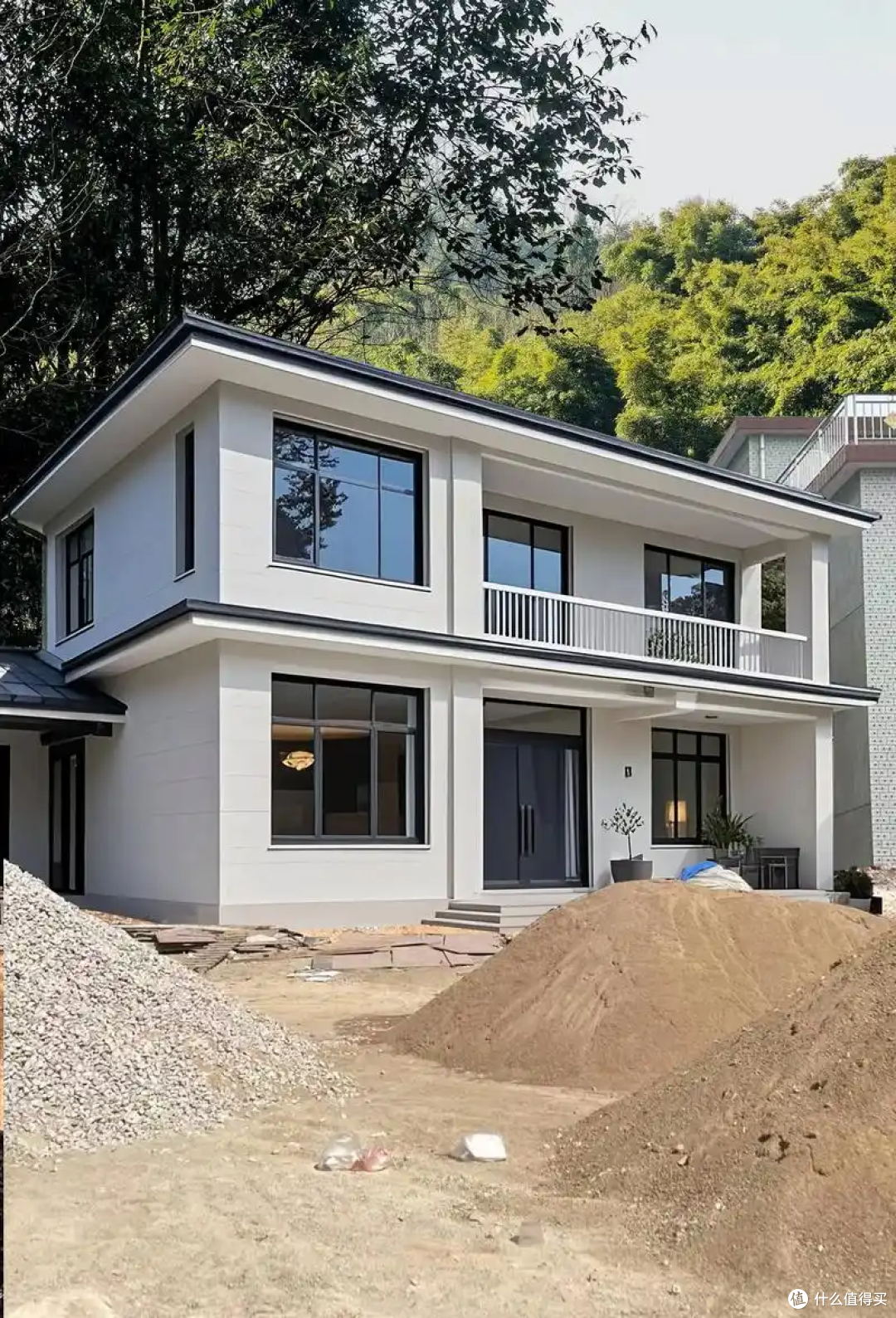 自建房选床垫怕踩坑?5大要点,全家适配的白色光年M1实测推荐