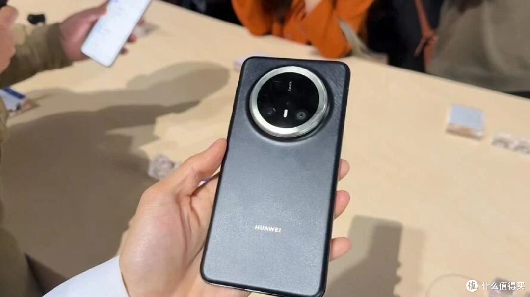 从8499降到5299,华为机皇降价3200,靠5个硬核数据把同价位打穿