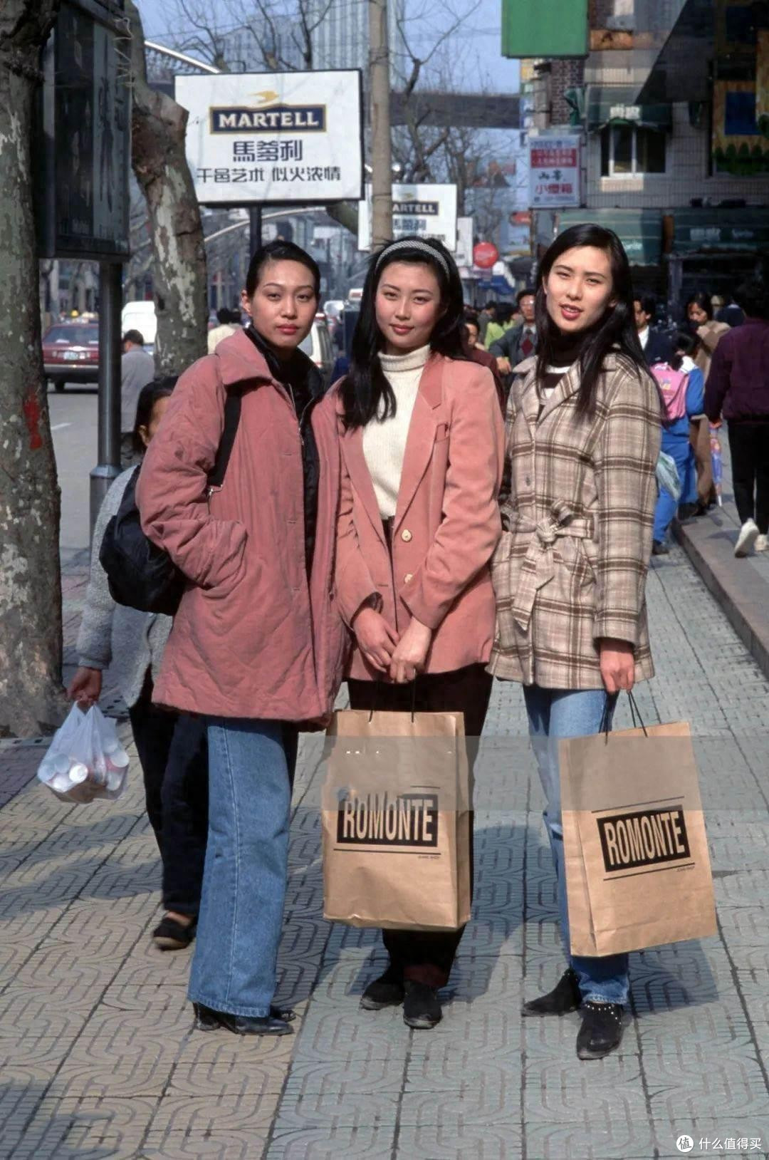 曾经土的掉渣,现在却成爆款,爸妈年轻时穿的衣服,如今太时髦了