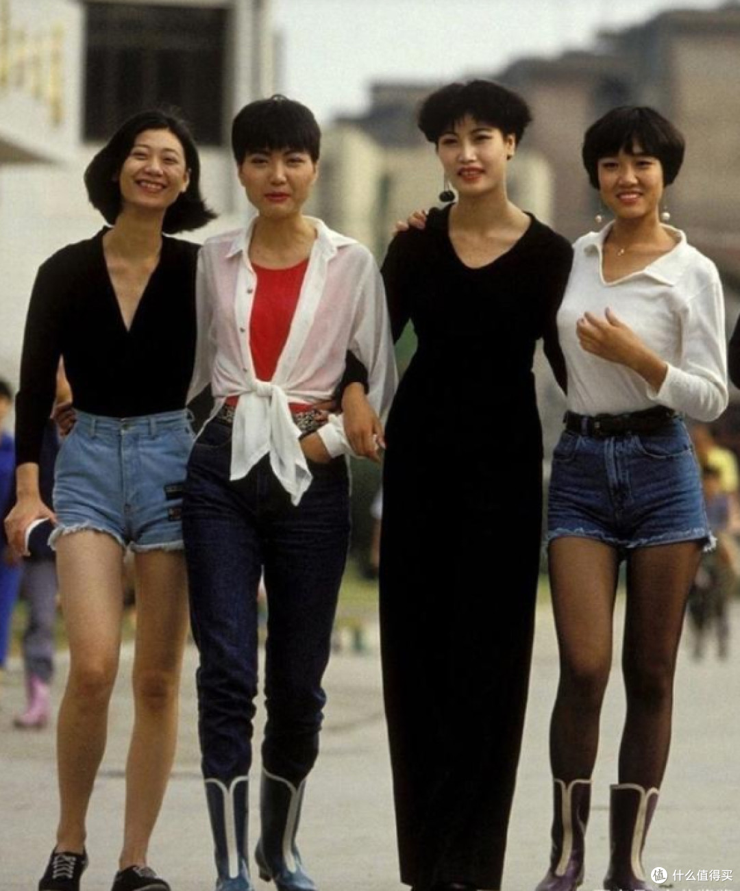 曾经土的掉渣,现在却成爆款,爸妈年轻时穿的衣服,如今太时髦了