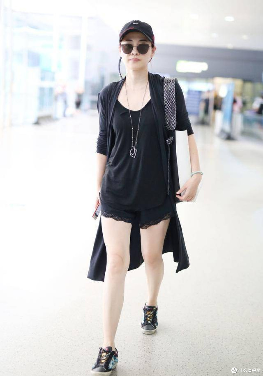 梅婷的机场穿搭,不露背、不露腰,普通人25岁都难以实现这个状态