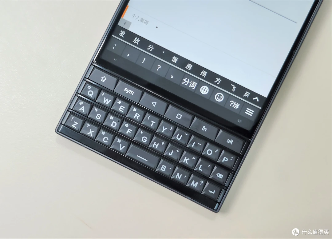 有键盘、副屏、触控三合一手机见过吗?Titan 2才是提高效率神器