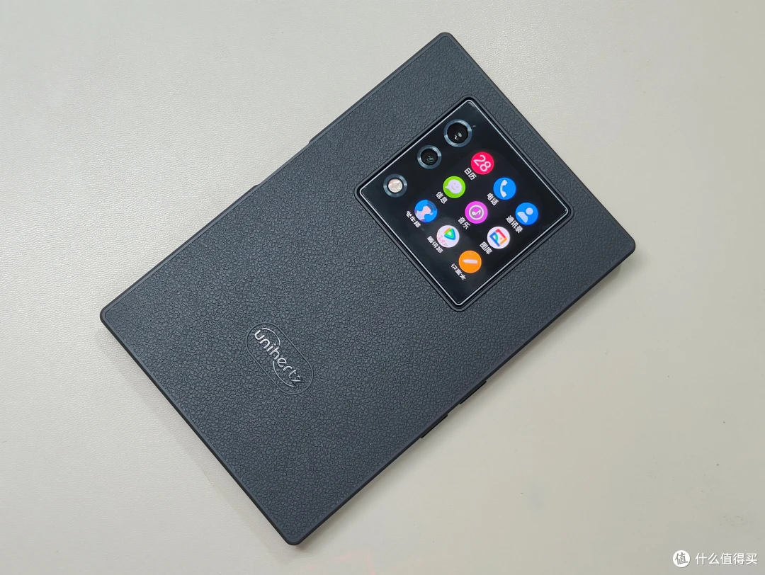 有键盘、副屏、触控三合一手机见过吗?Titan 2才是提高效率神器