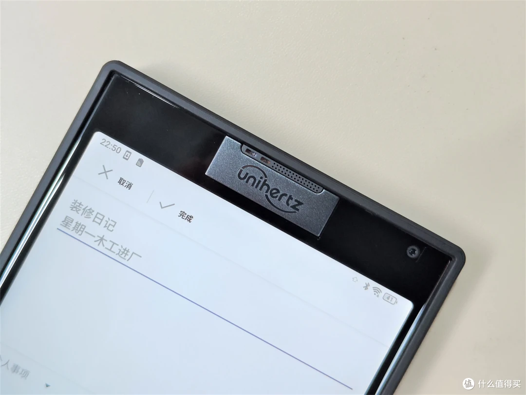有键盘、副屏、触控三合一手机见过吗?Titan 2才是提高效率神器