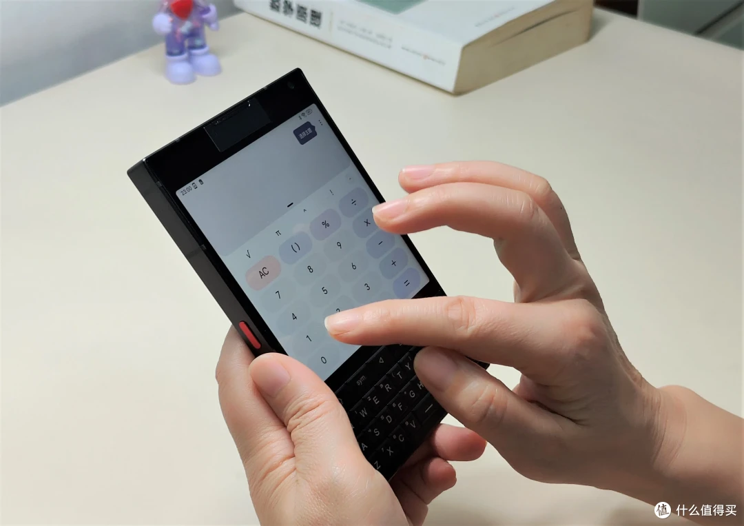 有键盘、副屏、触控三合一手机见过吗?Titan 2才是提高效率神器