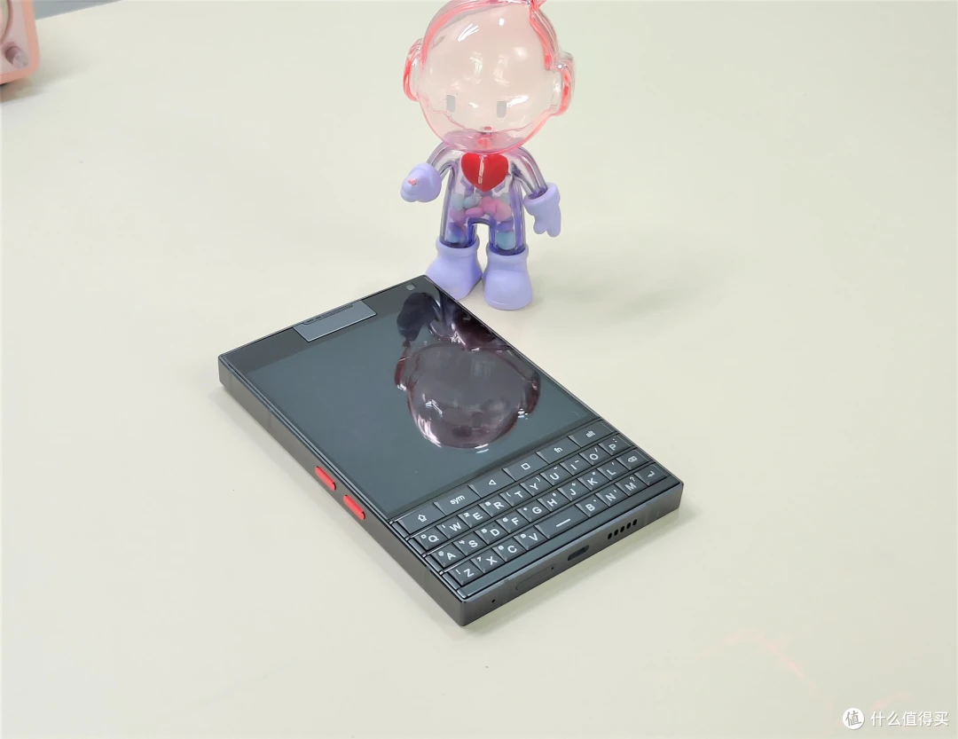 有键盘、副屏、触控三合一手机见过吗?Titan 2才是提高效率神器
