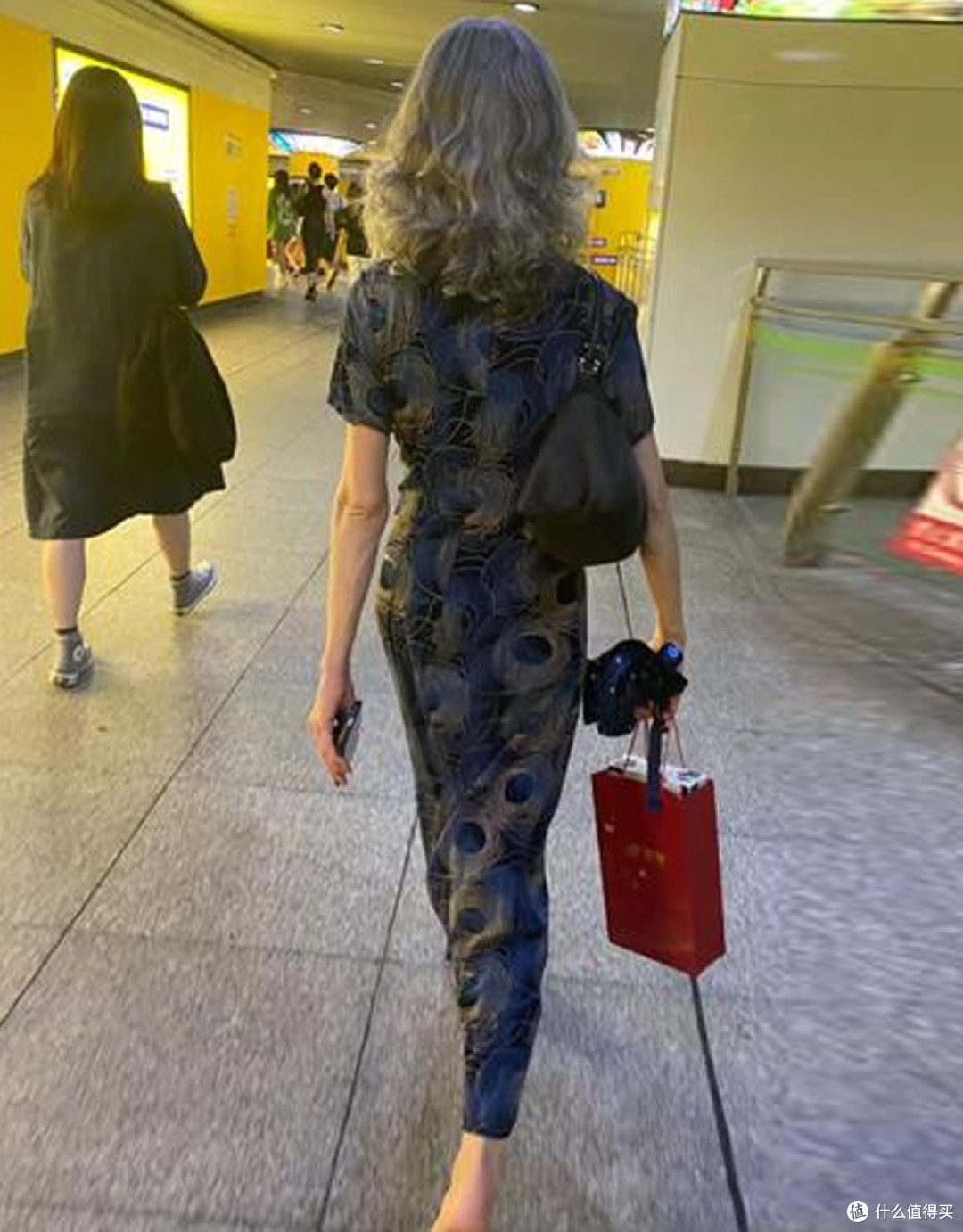 白发的老年女人:要少剪短发、多留长发,看这3组对比图就明白了