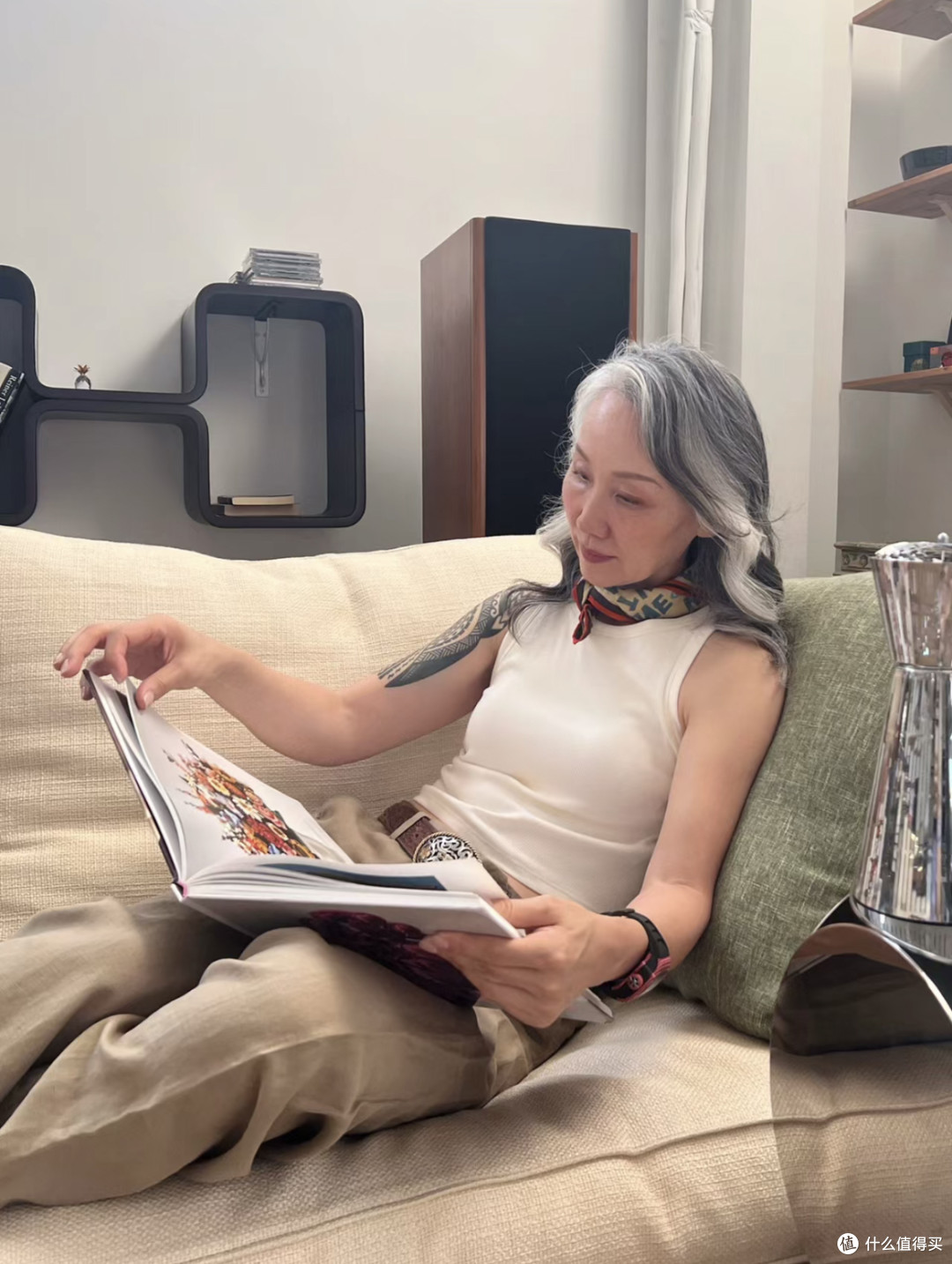 白发的老年女人:要少剪短发、多留长发,看这3组对比图就明白了