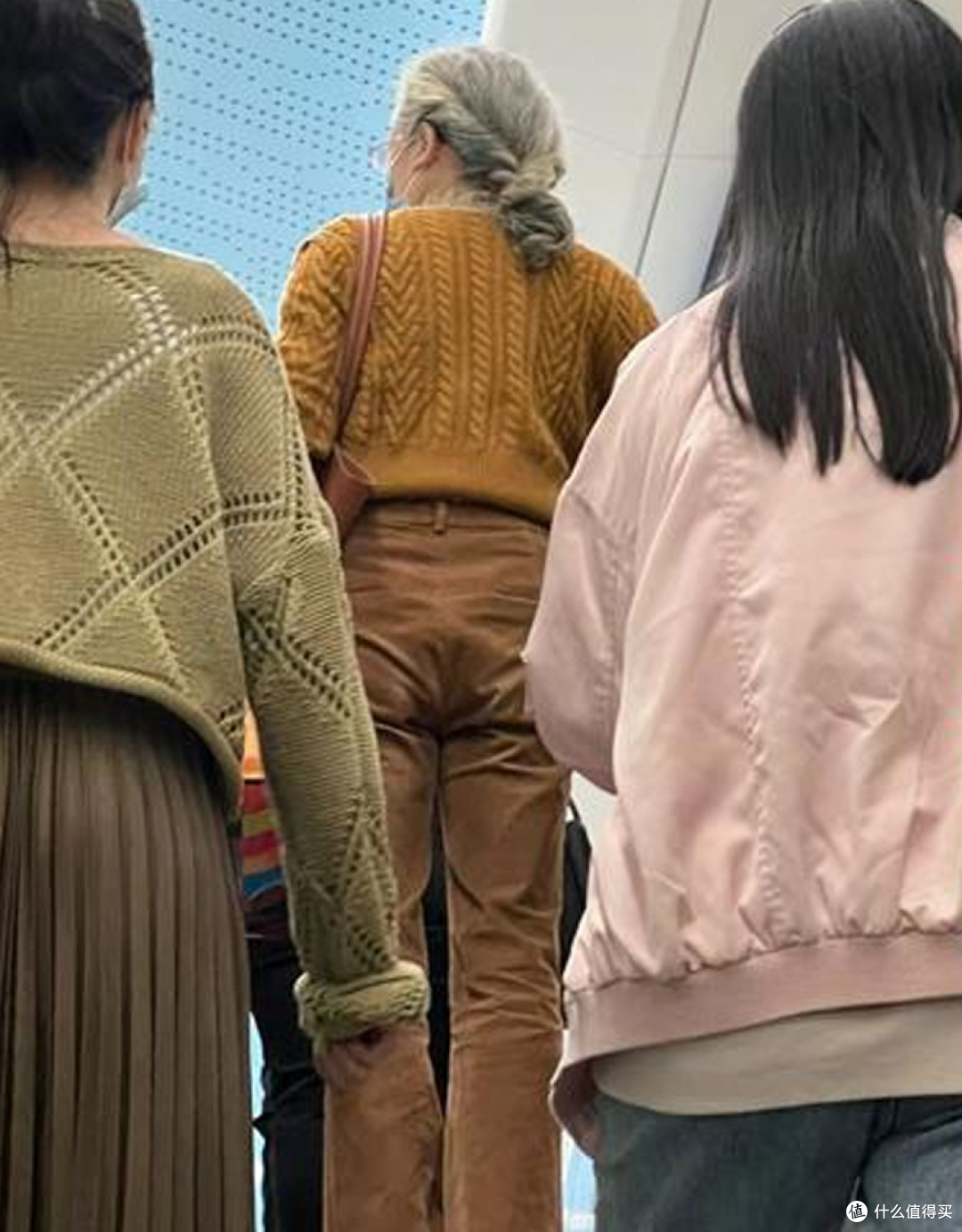 白发的老年女人:要少剪短发、多留长发,看这3组对比图就明白了