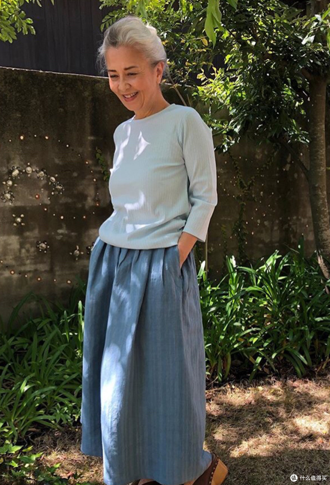 白发的老年女人:要少剪短发、多留长发,看这3组对比图就明白了