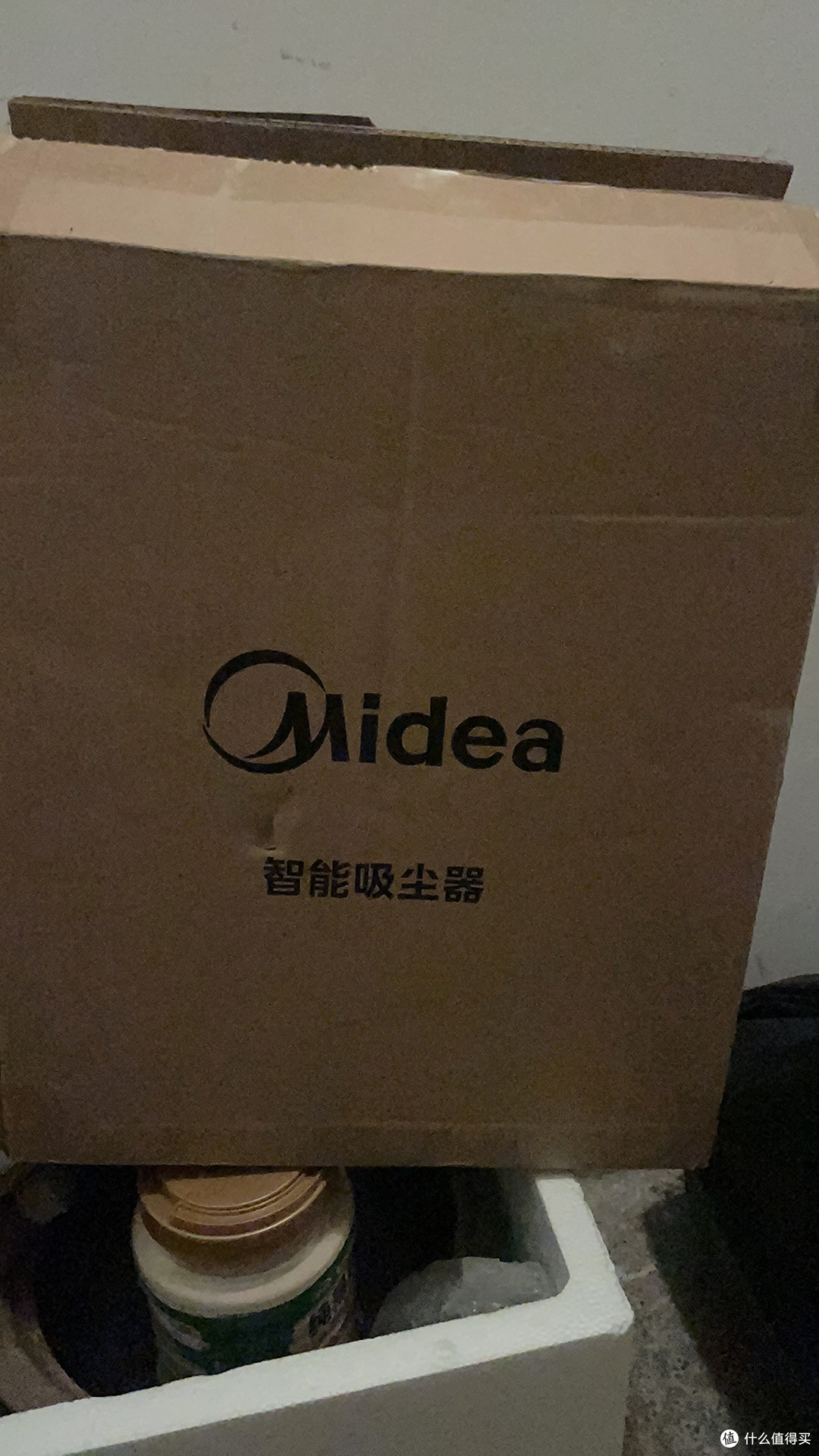 我家越住越舒服，是因为我买了600多块钱的美的扫地机器人。