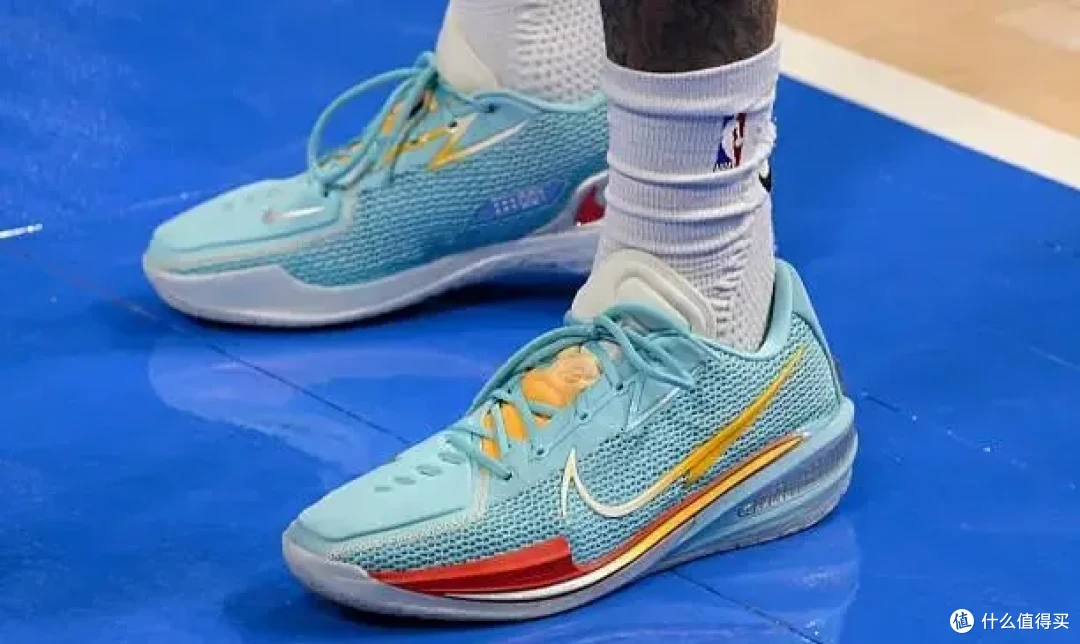 【NBA每日上脚】李月汝搭档库里!这是什么奇妙组合?
