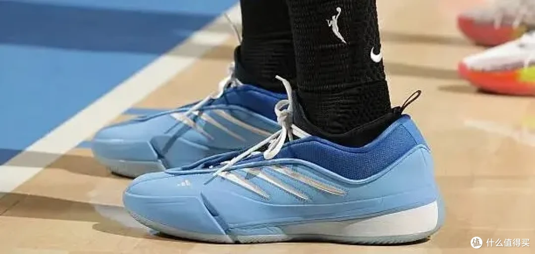 【NBA每日上脚】李月汝搭档库里!这是什么奇妙组合?
