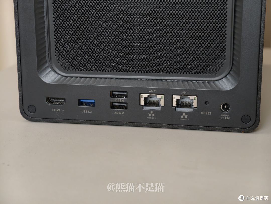 背面接口