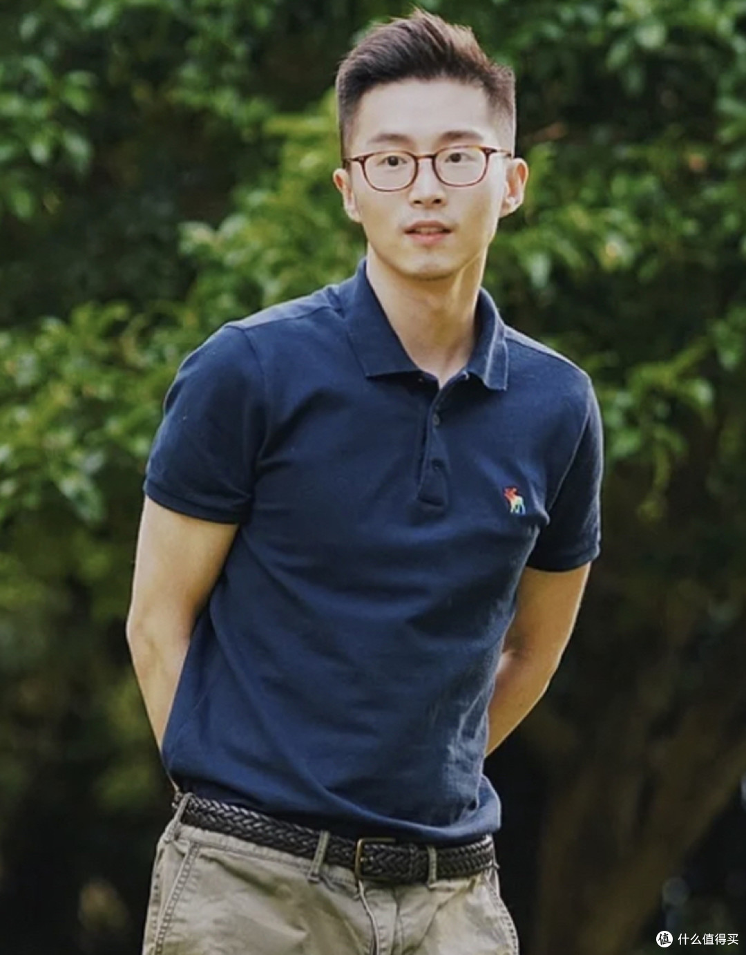 上了年纪的男人，在正式场合打扮，切记：衣不花、发要短、鞋简约