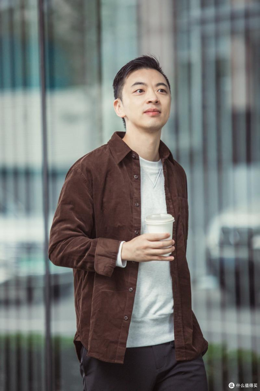 上了年纪的男人，在正式场合打扮，切记：衣不花、发要短、鞋简约