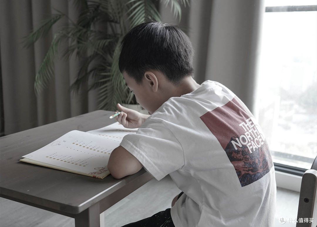 宝妈必看:3-7岁孩子的健康学习桌选择
