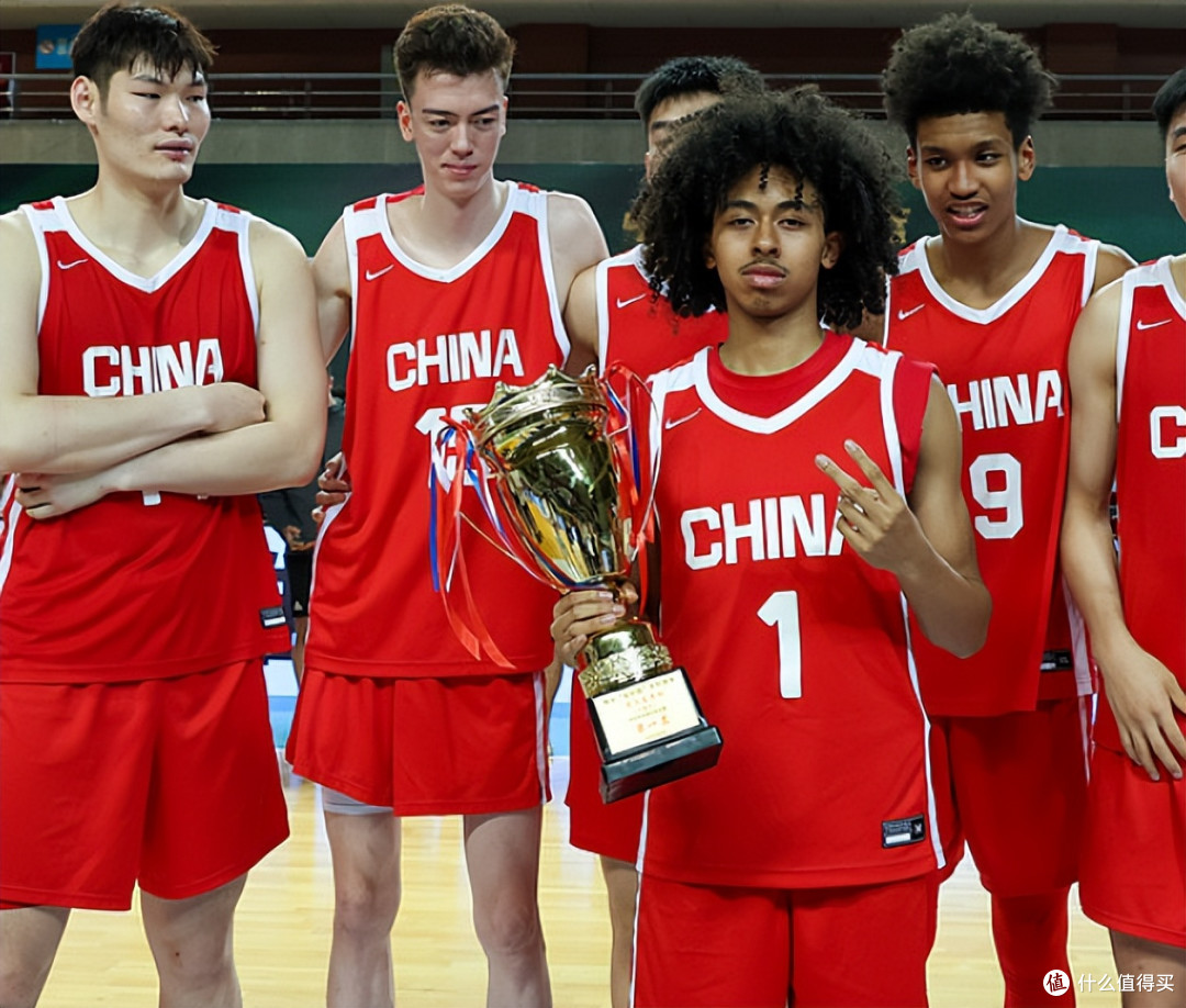 6连胜夺第一！中国男篮18岁混血后卫大闪耀：轰36+7力挫广东新星