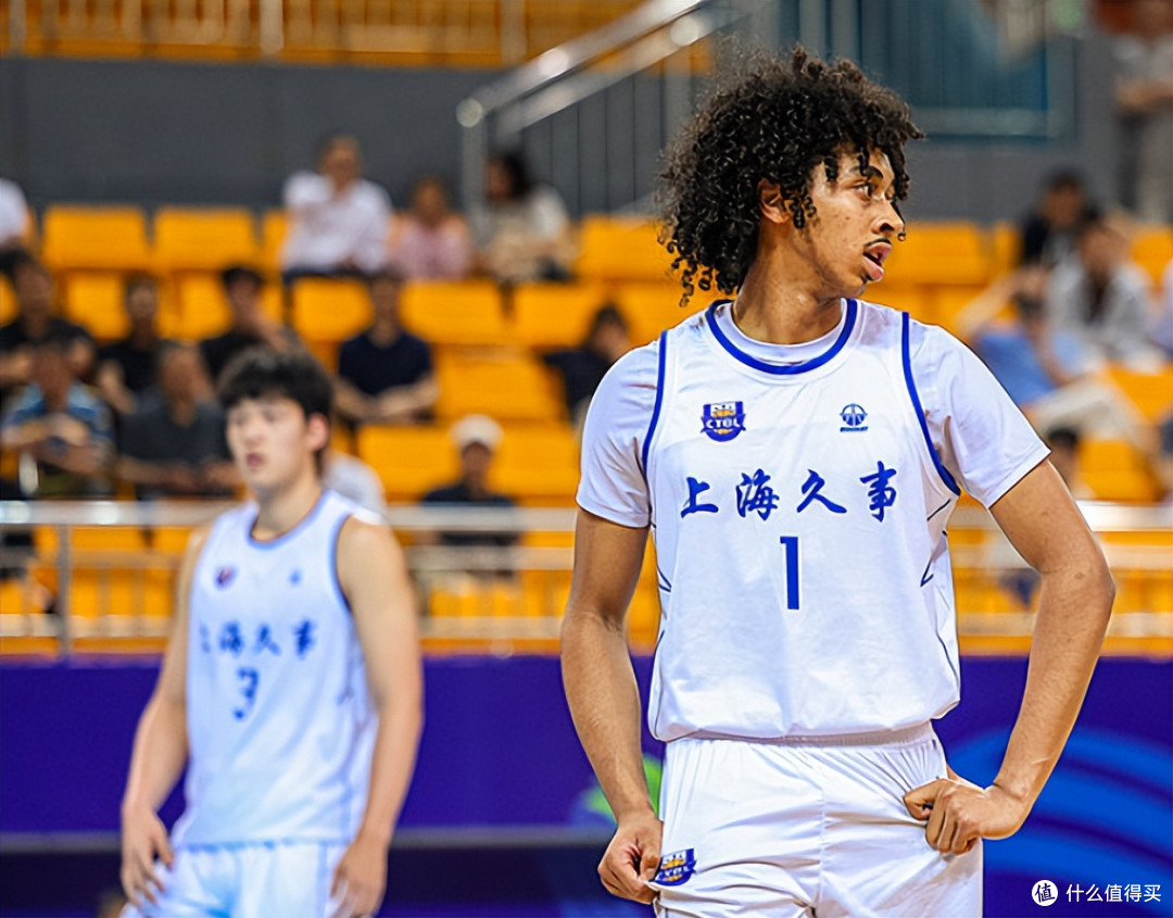6连胜夺第一！中国男篮18岁混血后卫大闪耀：轰36+7力挫广东新星
