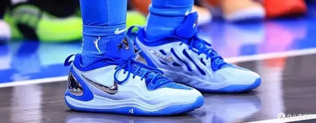 【NBA每日上脚】邓肯tifo难救主！李月汝又换新鞋了？