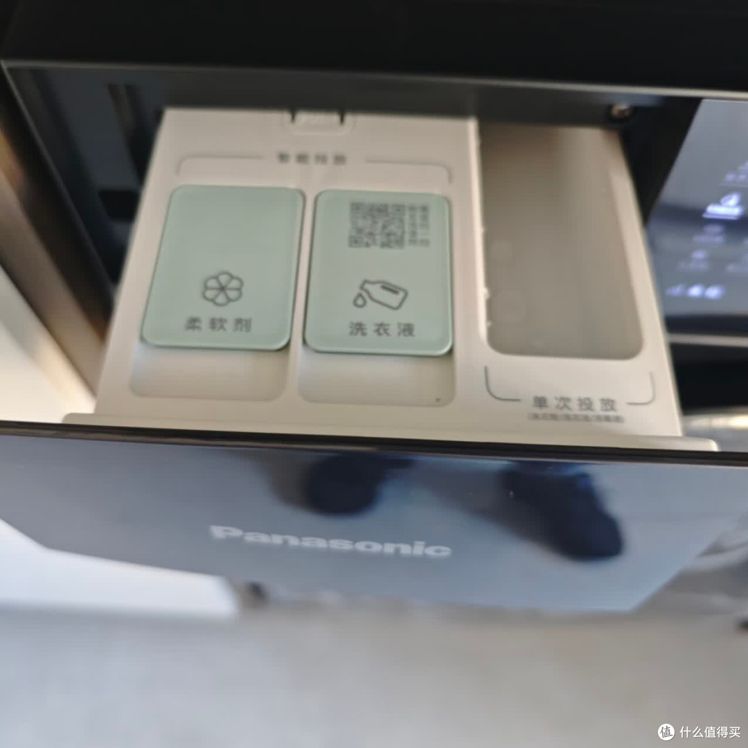 为了省出阳台空间,我把洗衣机塞进了15厘米的缝里