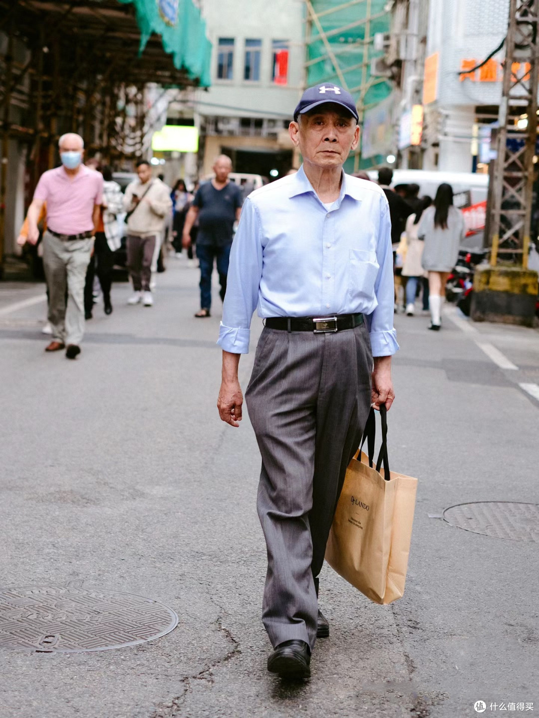 60、70岁男人,夏天要少穿黑色、棕色,多穿这些清爽色才不油腻