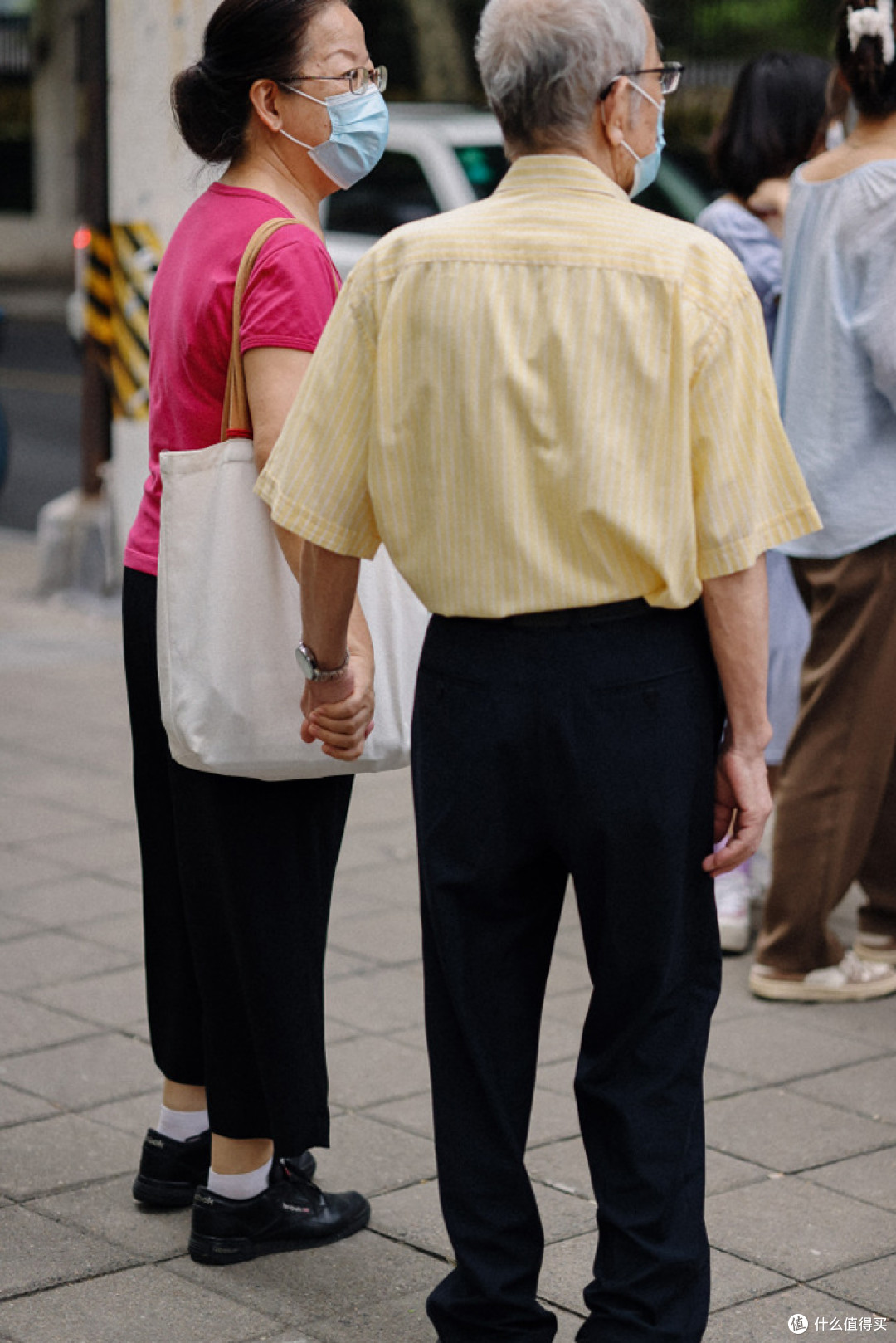 60、70岁男人,夏天要少穿黑色、棕色,多穿这些清爽色才不油腻
