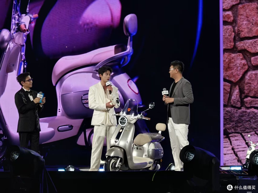 3299元！两轮车也上智驾？雅迪摩登系列杀疯了