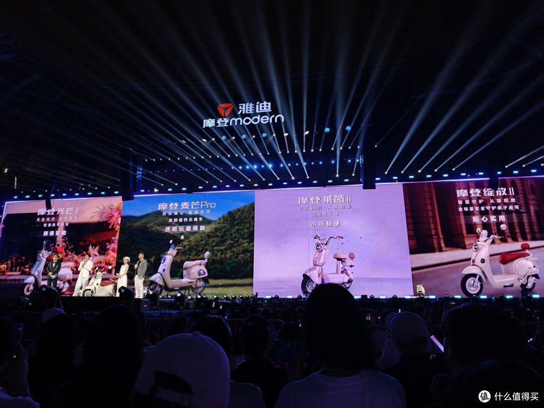 3299元！两轮车也上智驾？雅迪摩登系列杀疯了