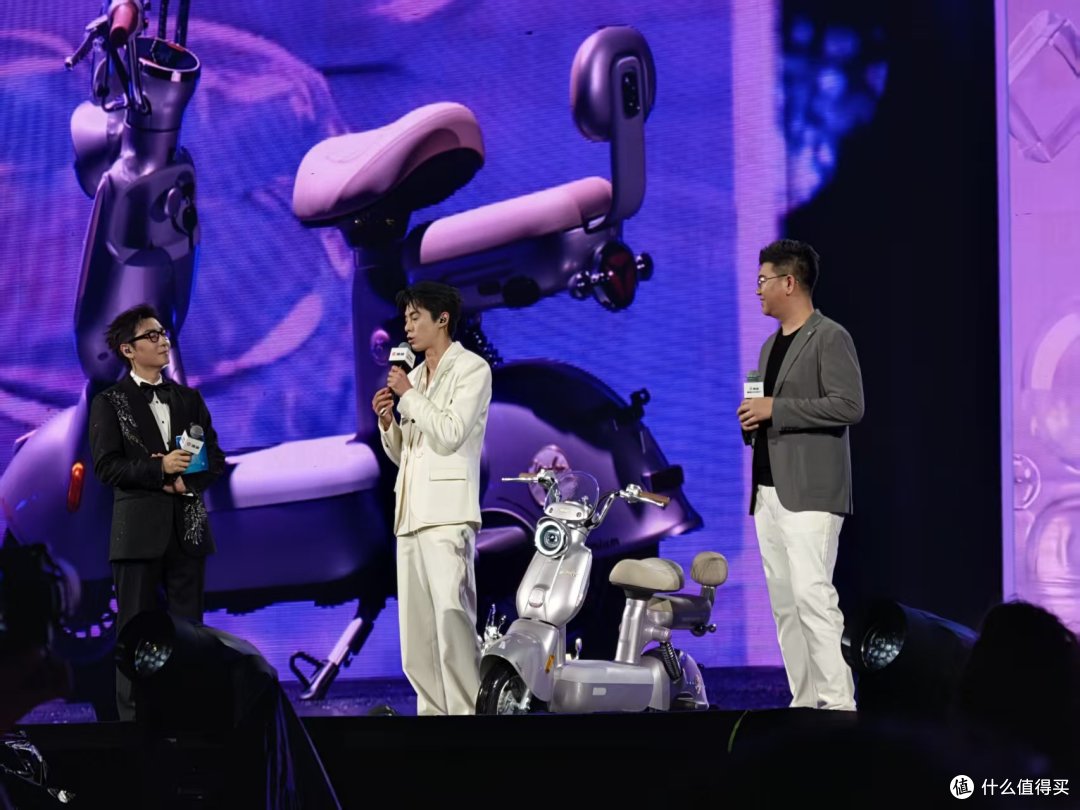 3299元！两轮车也上智驾？雅迪摩登系列杀疯了