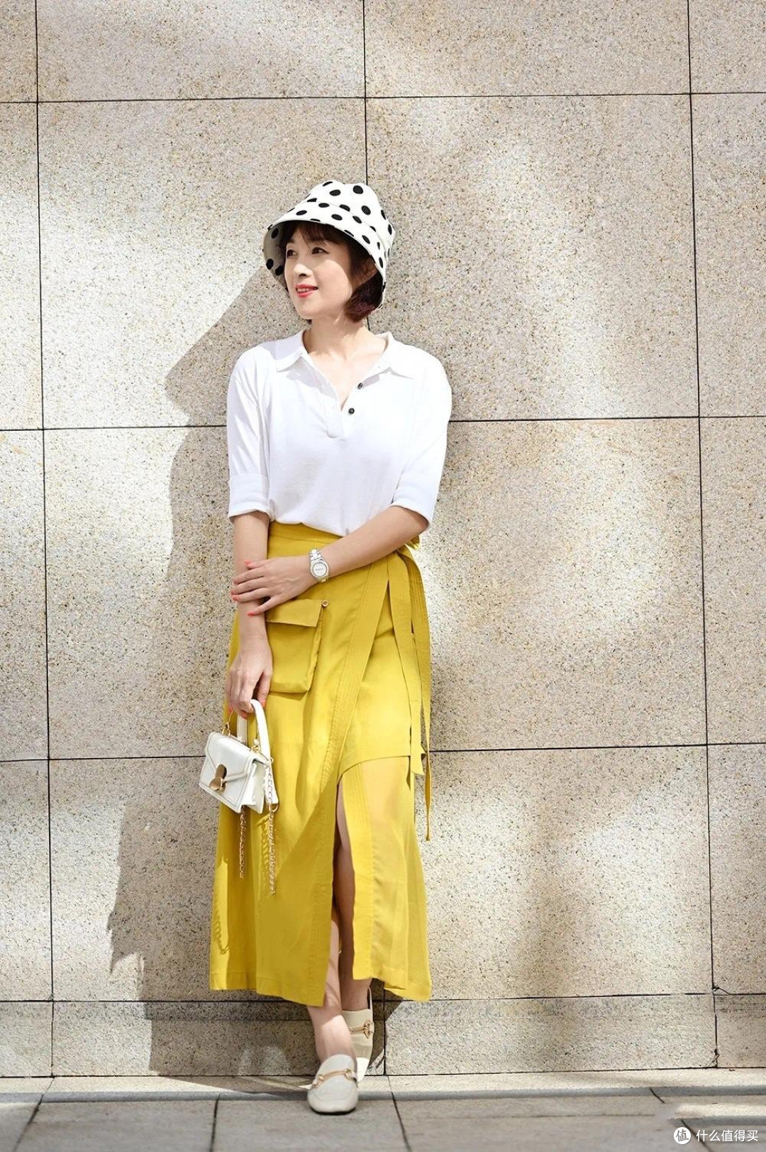 四五十岁女人,夏天穿裙子别配运动鞋,太土!换成这3双鞋更高级