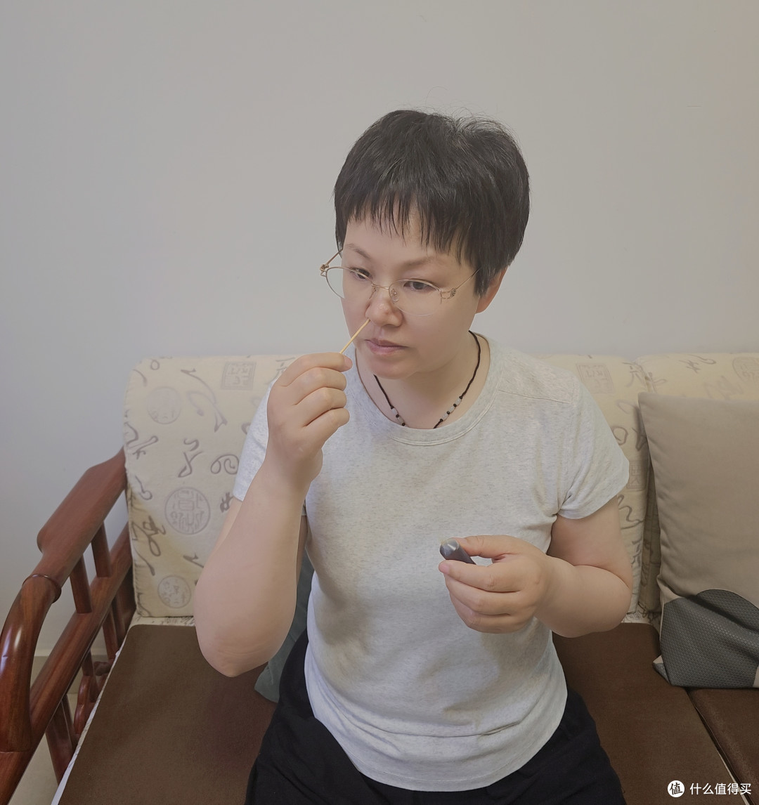 用棉签蘸上药水涂抹鼻腔，效果也不错