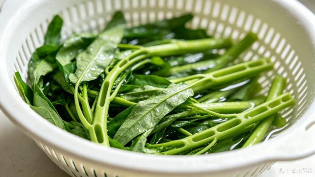 夏天炒空心菜总发黄?学会这个技巧,翠绿爽口全家都爱吃