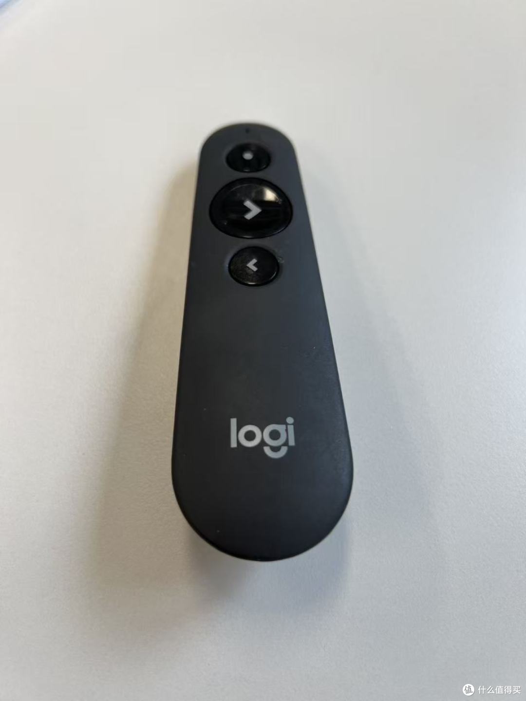 因为R500有个大肚子所以近处LOGO很大，前方都被虚化了