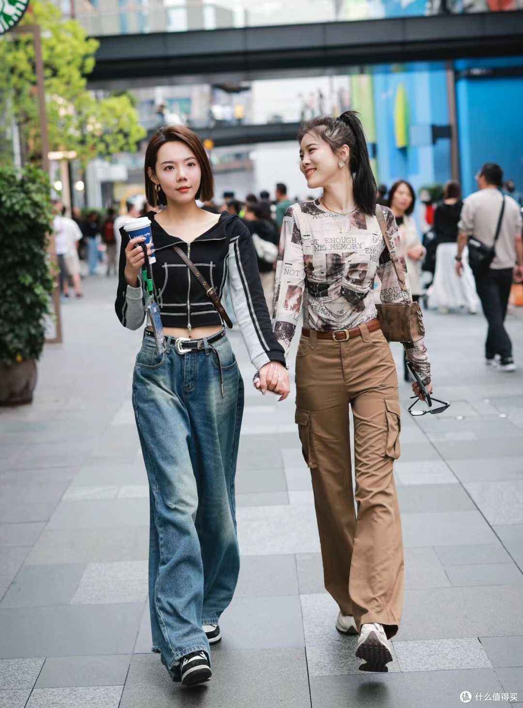 太古里的街拍很惊艳,很多人在穿短衣+长裤,时髦显瘦,回头率高