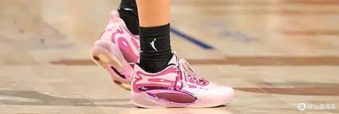 【NBA每日上脚】看尼克斯比赛穿詹7？泰勒-斯威夫特咋想的！