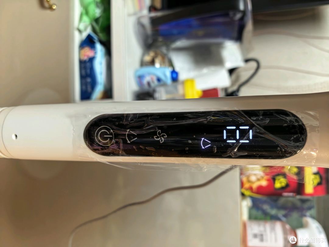 功能有，开关，摇头，风的模式风的大小。