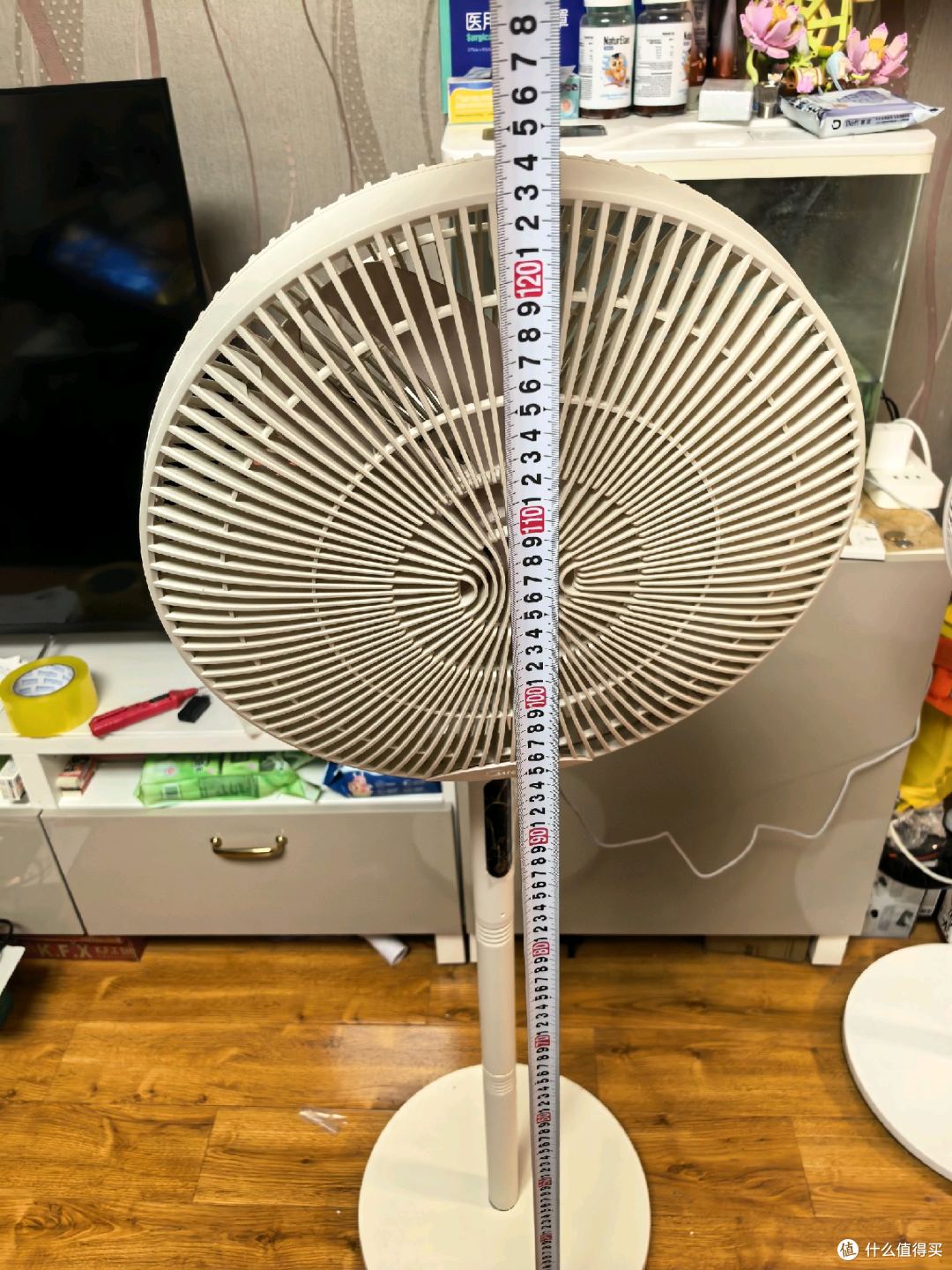 竖起来高度123cm。也可以把立柱降低高度，一共三个档位调节，最低可以做台扇。