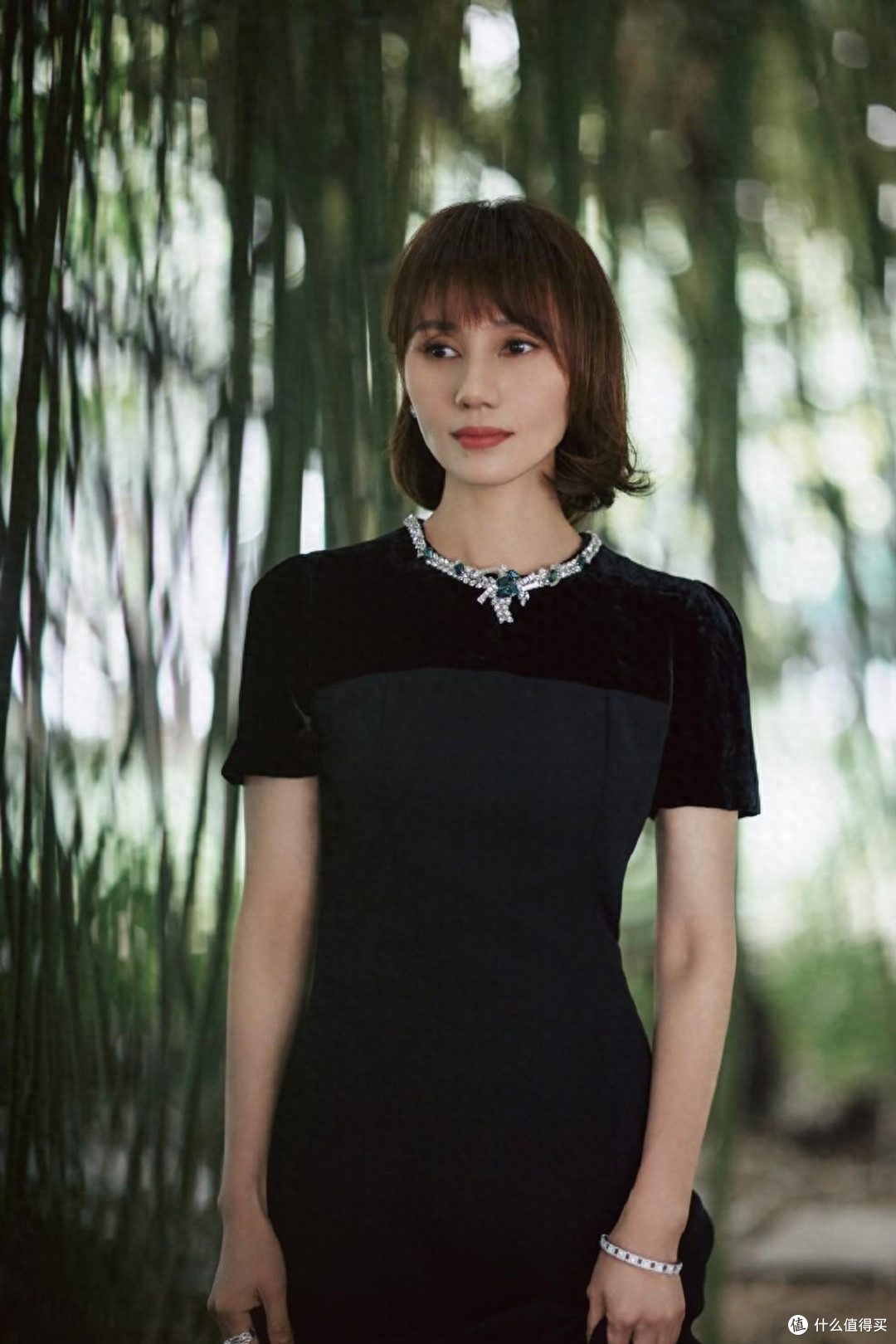 看了袁泉的装扮，悟了：裙子不配运动鞋、不烫大妈卷，更优雅知性