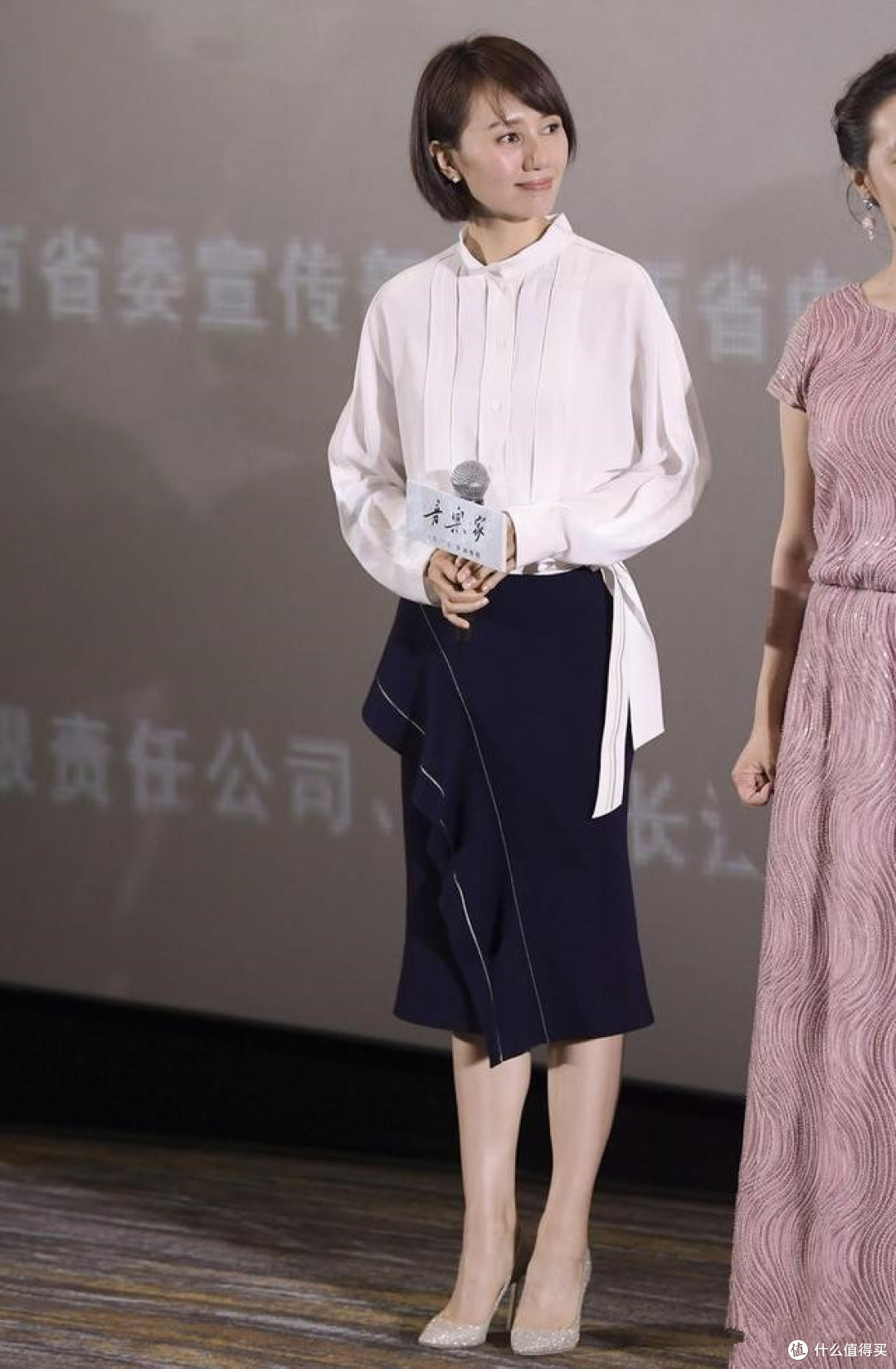 看了袁泉的装扮，悟了：裙子不配运动鞋、不烫大妈卷，更优雅知性