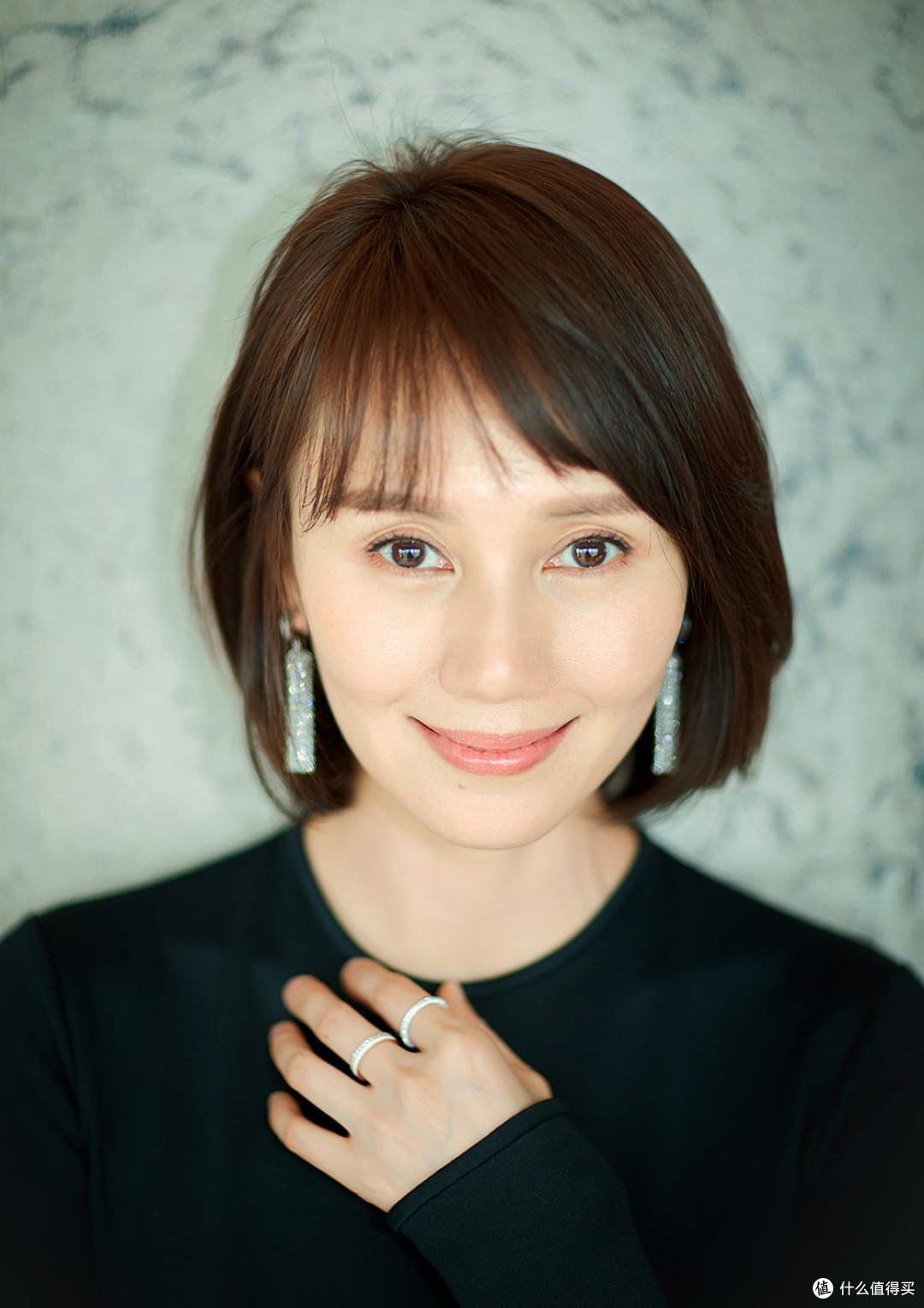 看了袁泉的装扮，悟了：裙子不配运动鞋、不烫大妈卷，更优雅知性