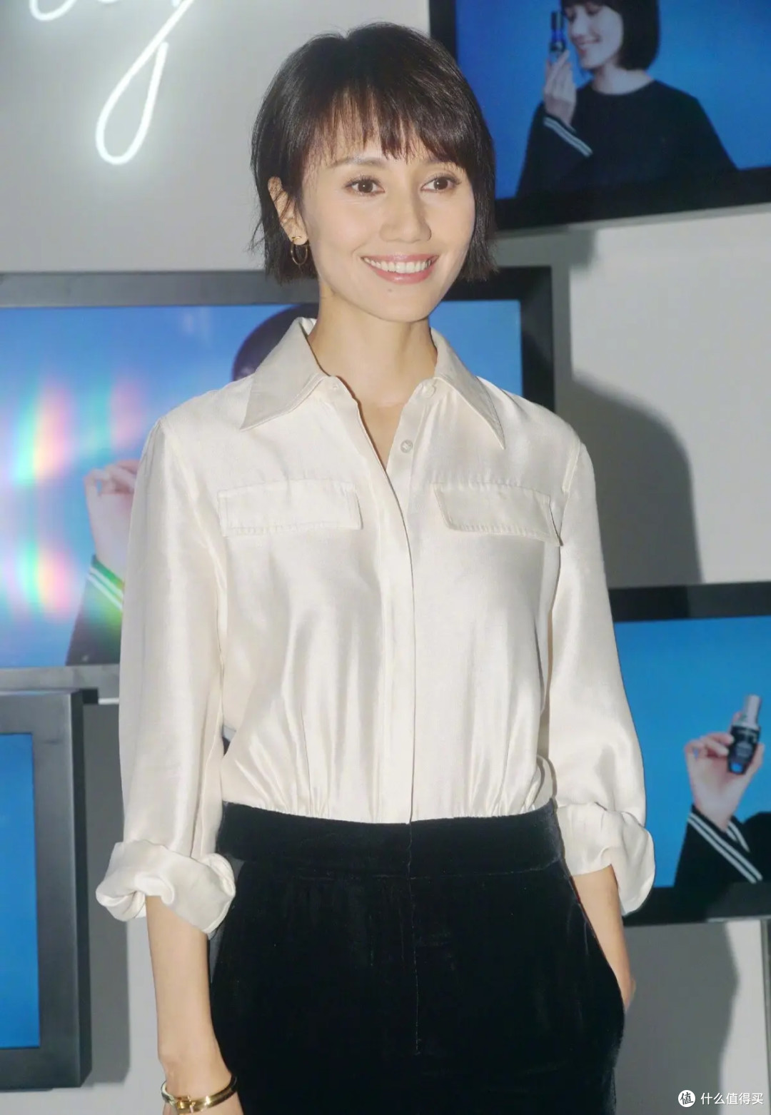 看了袁泉的装扮，悟了：裙子不配运动鞋、不烫大妈卷，更优雅知性