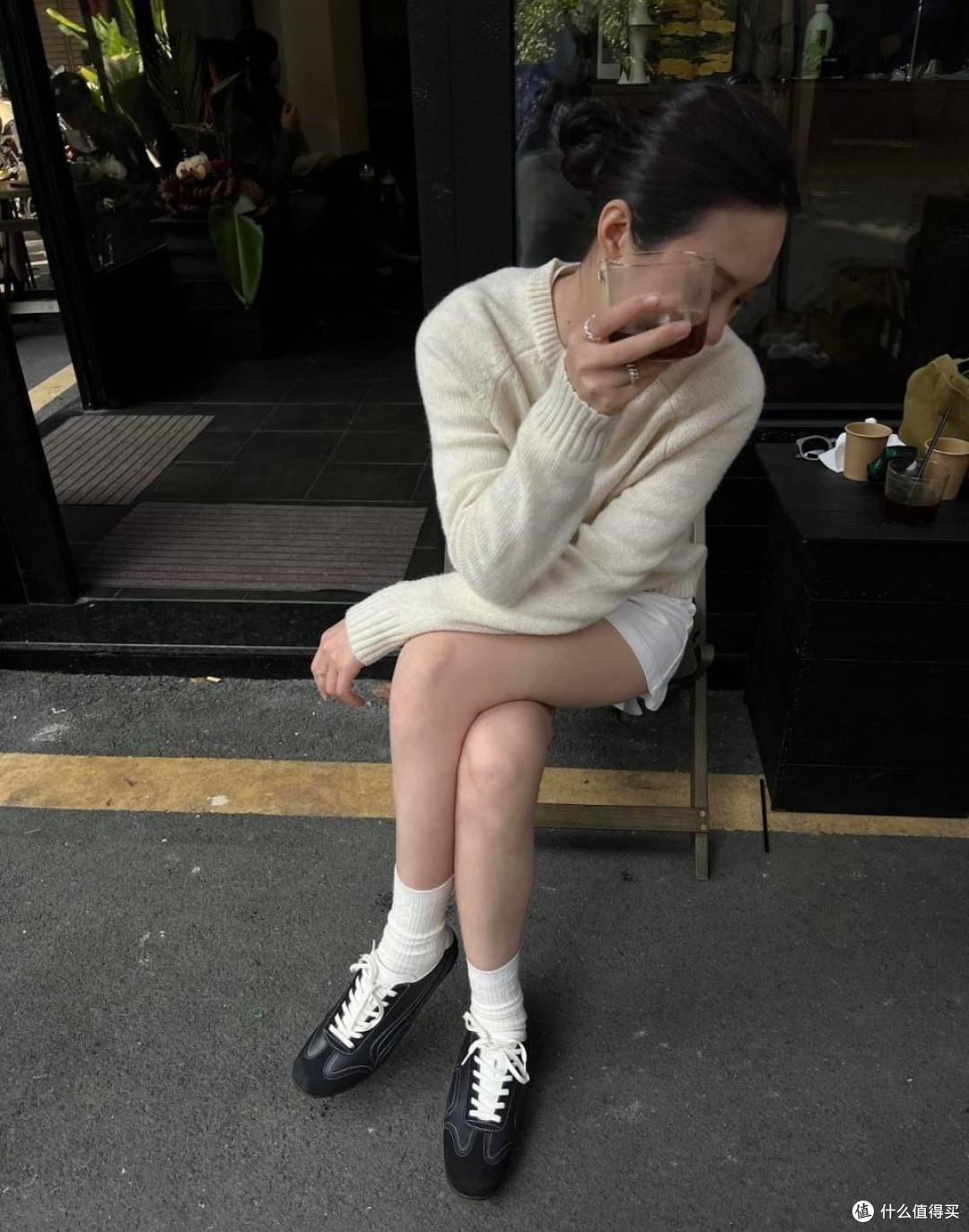 夏天的鞋子应该怎么选？试试黑色鞋子不会错，皮鞋、布质鞋都能选