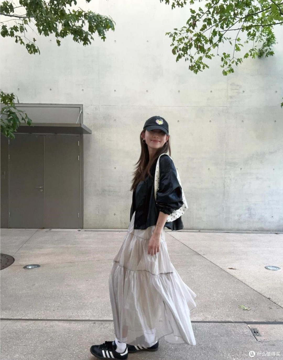 夏天的鞋子应该怎么选？试试黑色鞋子不会错，皮鞋、布质鞋都能选
