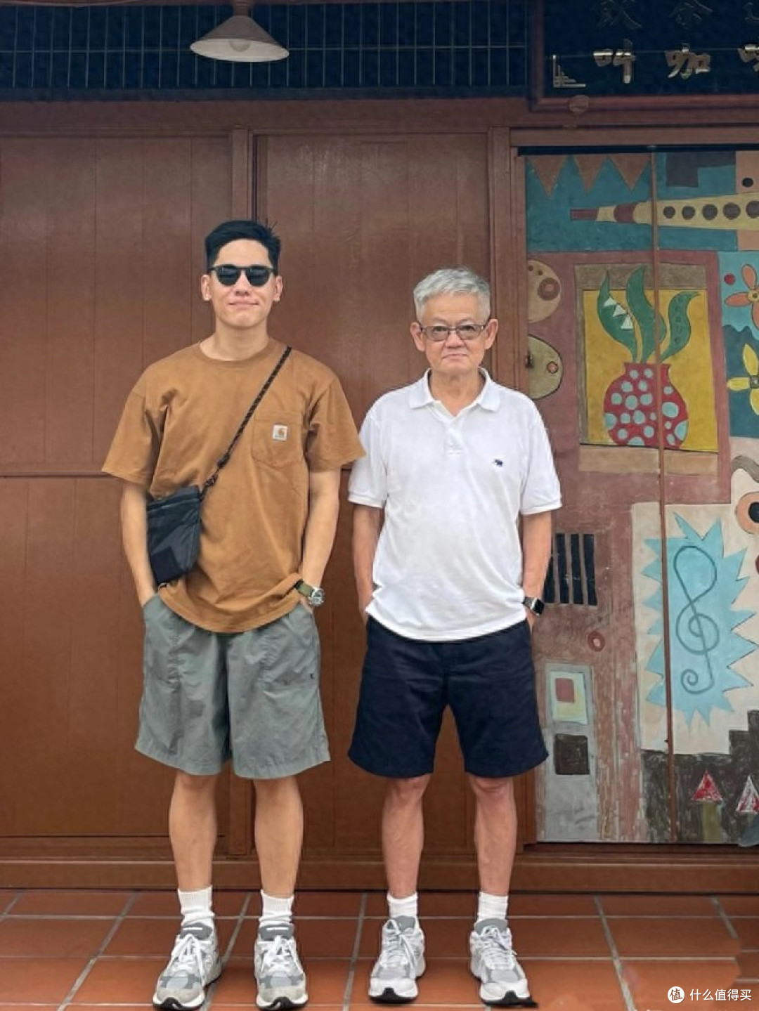 中老年男人穿T恤时，尽量不要搭配皮鞋、凉鞋，换成这些鞋更高级