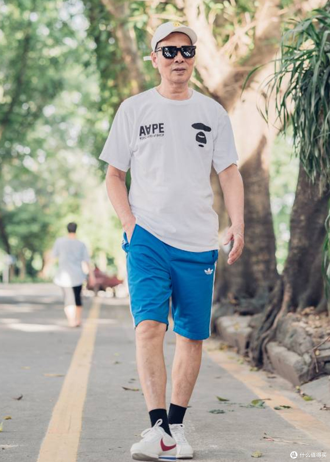 中老年男人穿T恤时，尽量不要搭配皮鞋、凉鞋，换成这些鞋更高级