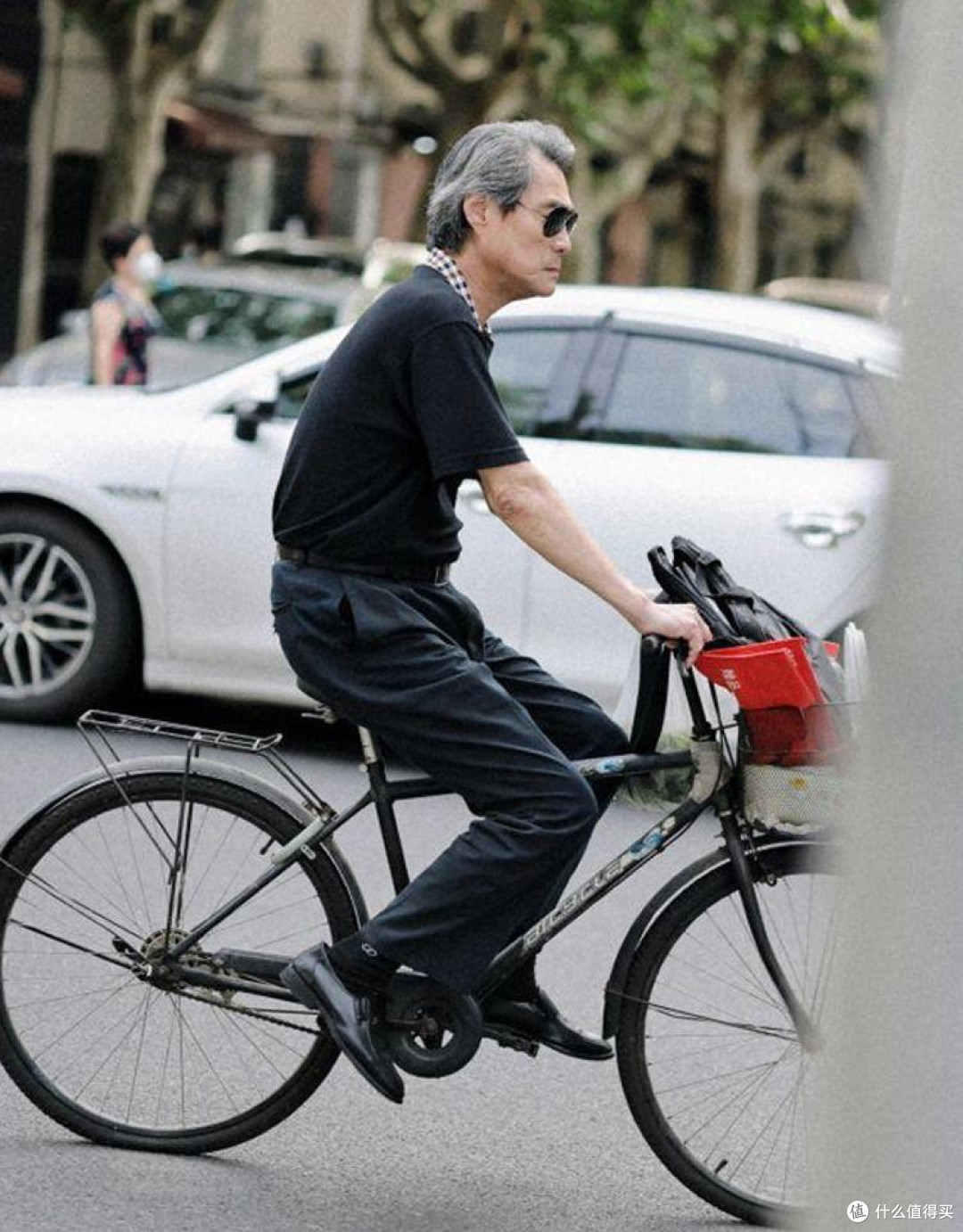 中老年男人穿T恤时，尽量不要搭配皮鞋、凉鞋，换成这些鞋更高级
