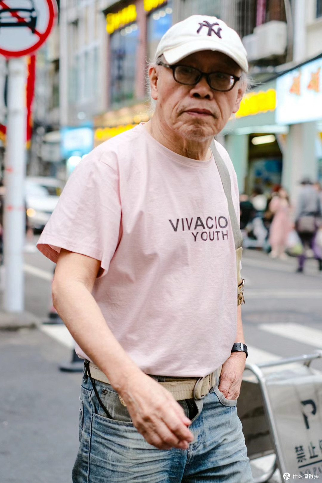 中老年男人穿T恤时，尽量不要搭配皮鞋、凉鞋，换成这些鞋更高级