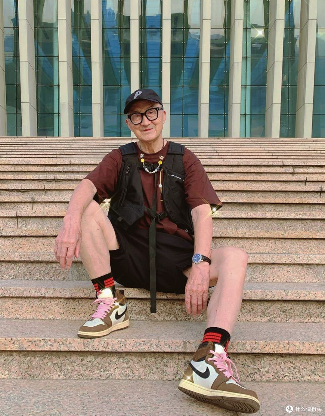 中老年男人穿T恤时，尽量不要搭配皮鞋、凉鞋，换成这些鞋更高级