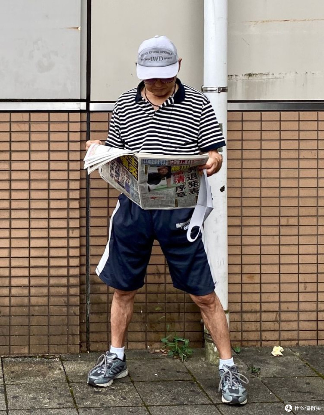 中老年男人穿T恤时，尽量不要搭配皮鞋、凉鞋，换成这些鞋更高级